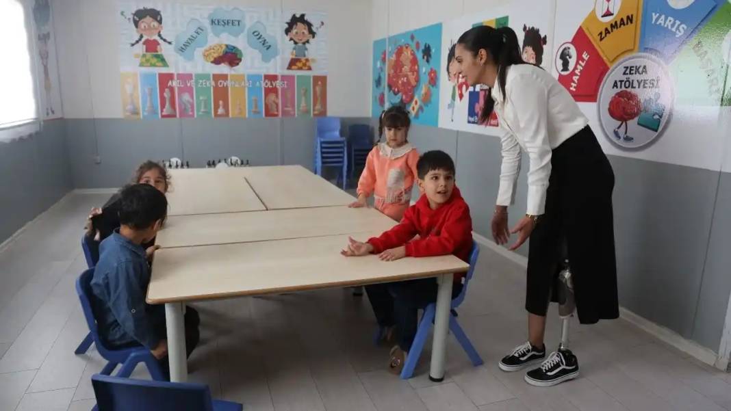 46 Saat Enkaz Altında Kalmıştı: İlk Öğretmenler Günü’nü Kutladı! 6